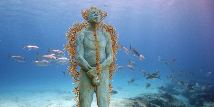 YNM0vWJ5 vlA2GcPV New sculpture to be placed on Cancun Underwater Museum e1482974619790 Museo Subacuático de Arte en Cancún: Vive La Mejor Experiencia De Tu Vida
