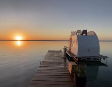 E2366478 B773 4926 9FBA 17C547E45459 Conoce la Casa Flotante en Bacalar: Fotos, precio y más (2025)